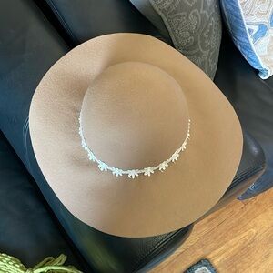 Women’s floppy summer hat! With adorable flower detail